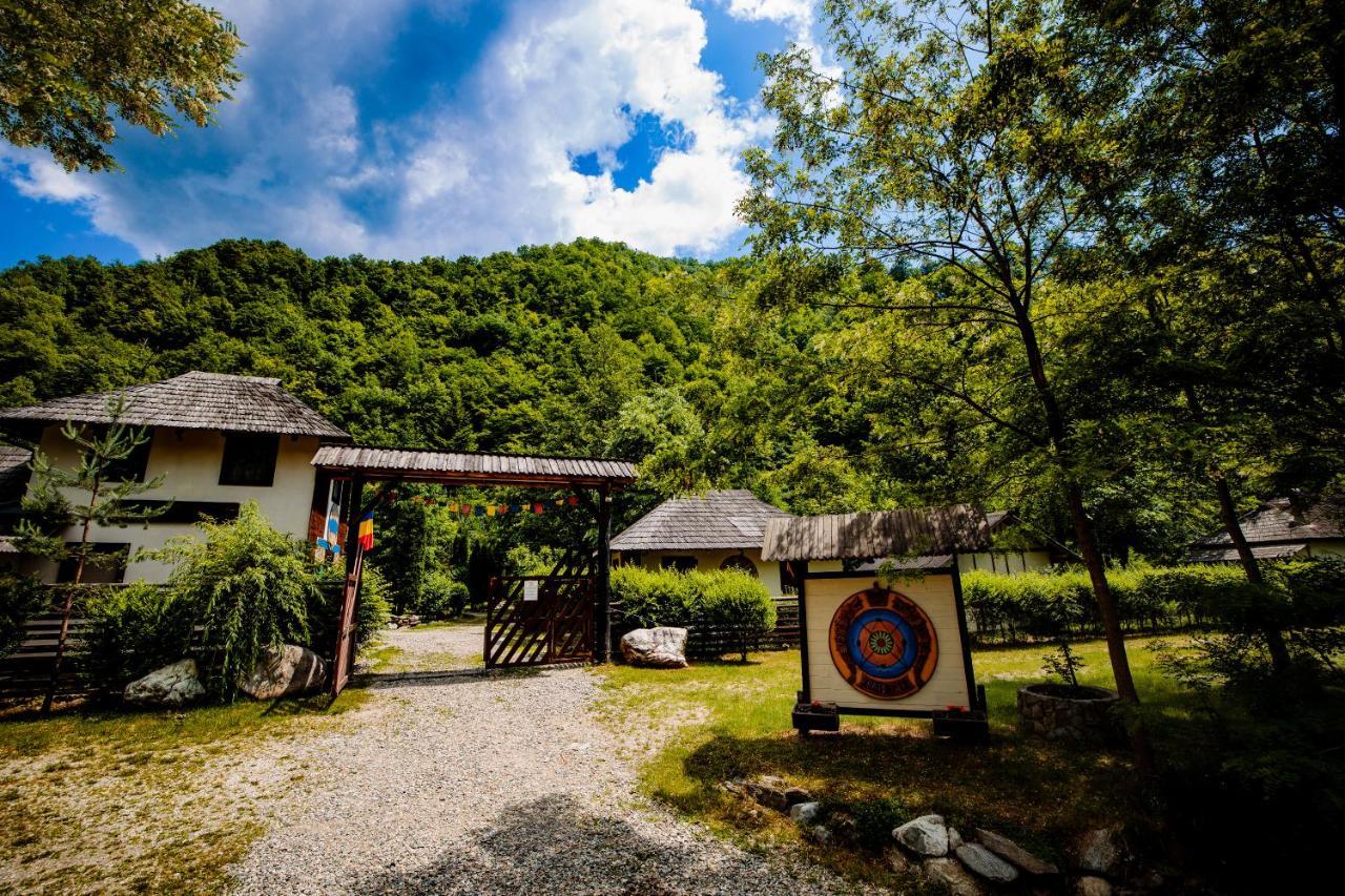 Fratii Jderi - Utopia Verde Brezoi Exteriér fotografie